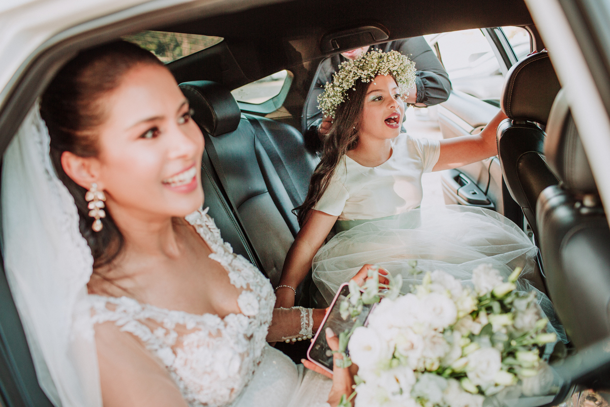 Noiva rindo com sua filha em casamento feito em Brasília pelo fotógrafo de casamento Rafael Ohana