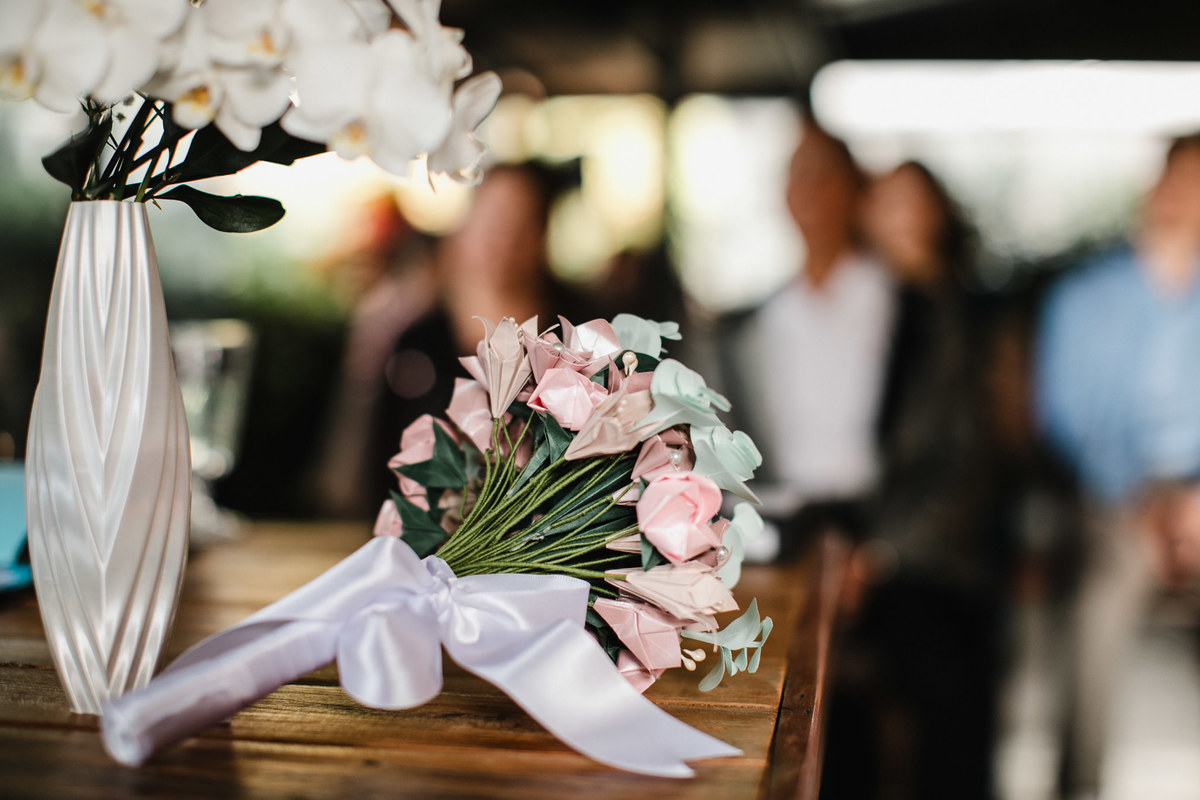Buquê de noiva feito de tsurus. Foto feita pelo fotógrafo de casamento Rafael Ohana em Brasília