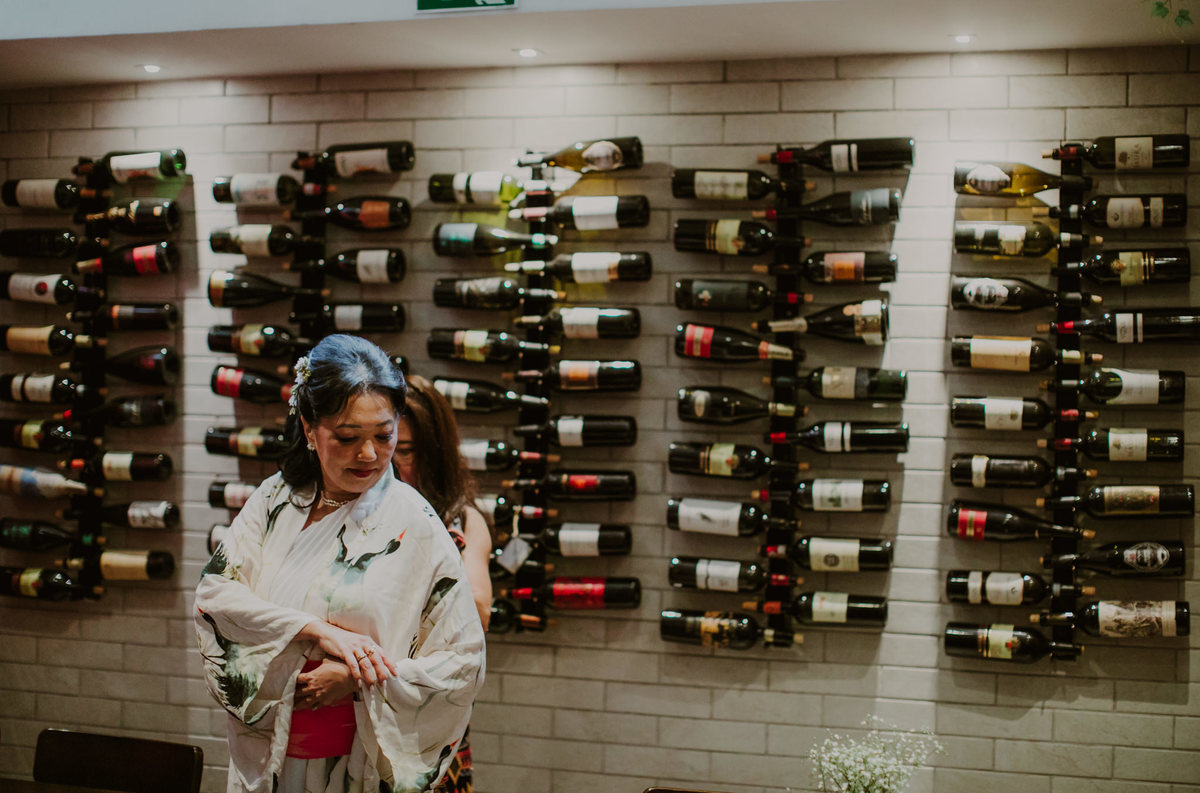 Noiva japonesa se arrumando no making of. Foto feita pelo fotógrafo de casamento Rafael Ohana em Brasília 