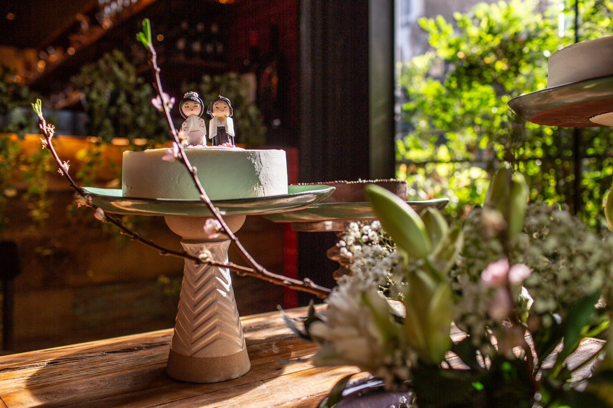 Bolo de casamento com topo de bolo asiático. Foto feita pelo fotógrafo de casamento Rafael Ohana em Brasília