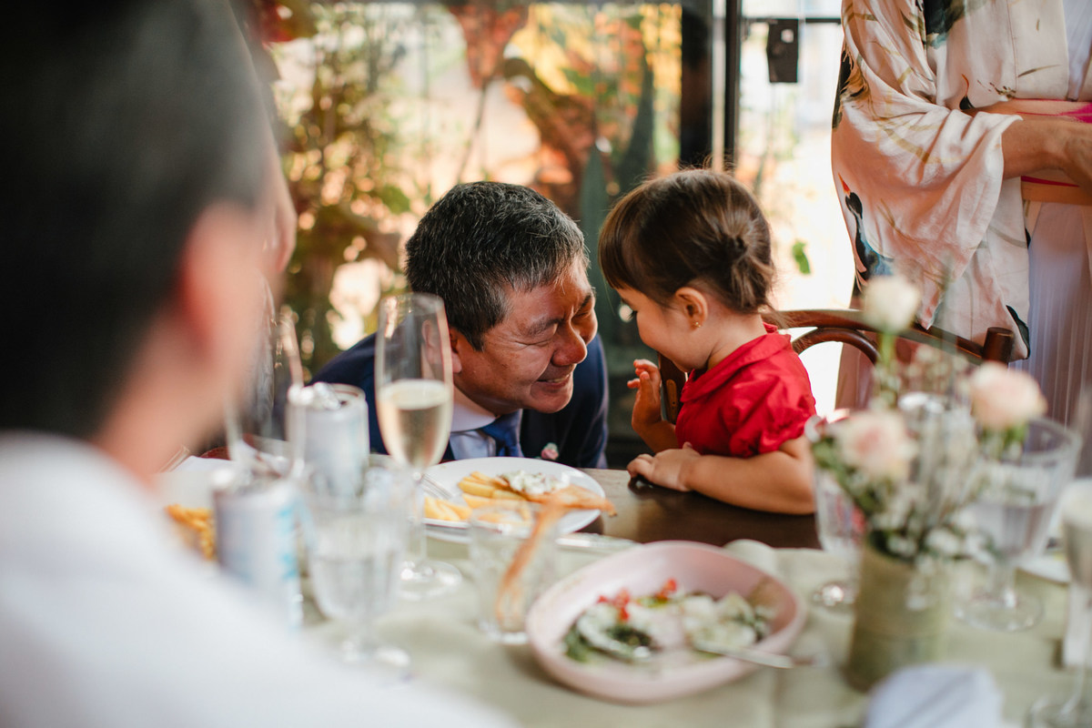 Noivo brincando com criança. Foto feita pelo fotógrafo de casamento Rafael Ohana em Brasília
