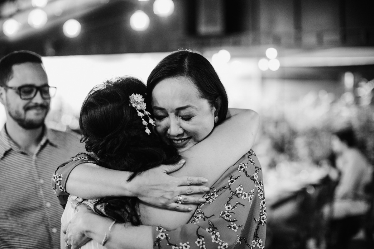 Noiva abraçando sua irmã emocionada. Foto feita pelo fotógrafo de casamento Rafael Ohana em Brasília