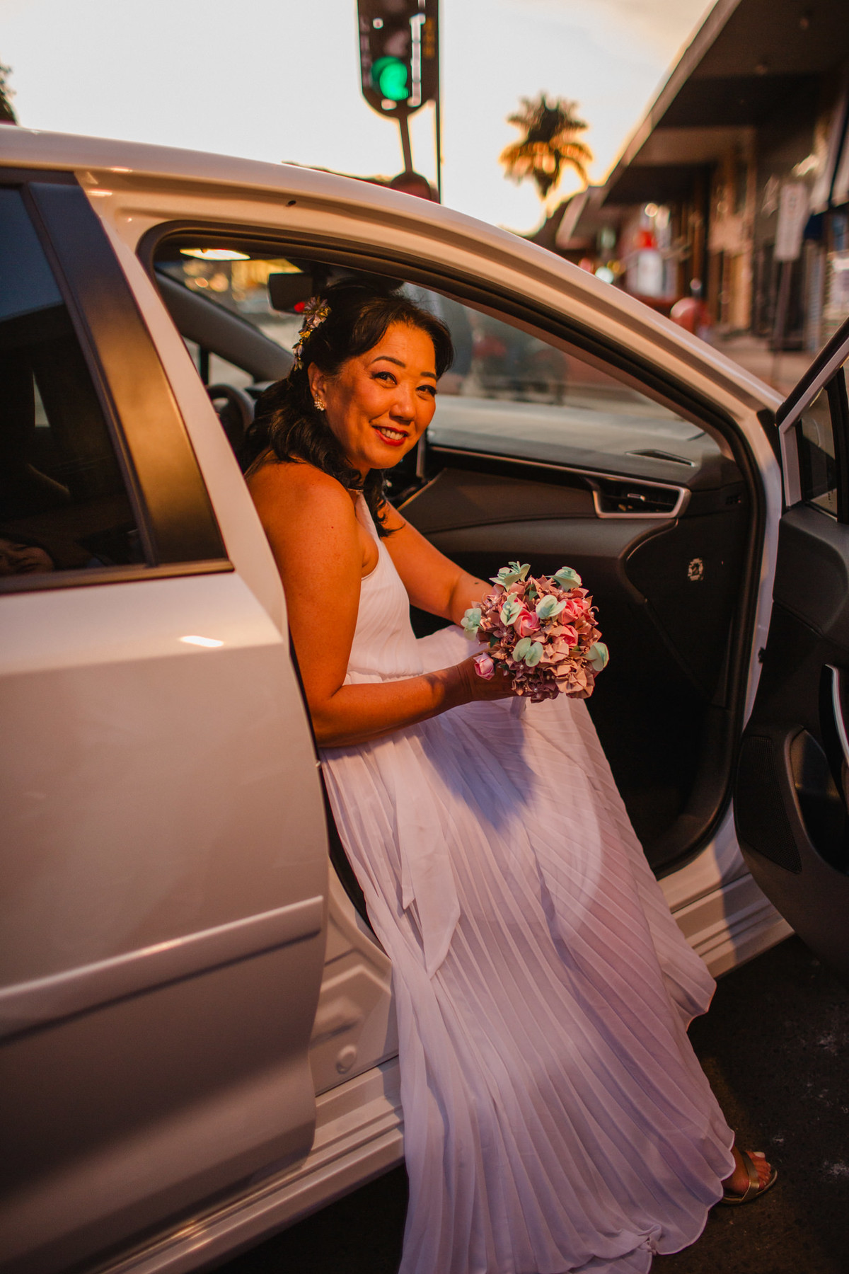 Noiva japonsesa em carro japonês. Foto feita pelo fotógrafo de casamento Rafael Ohana em Brasília
