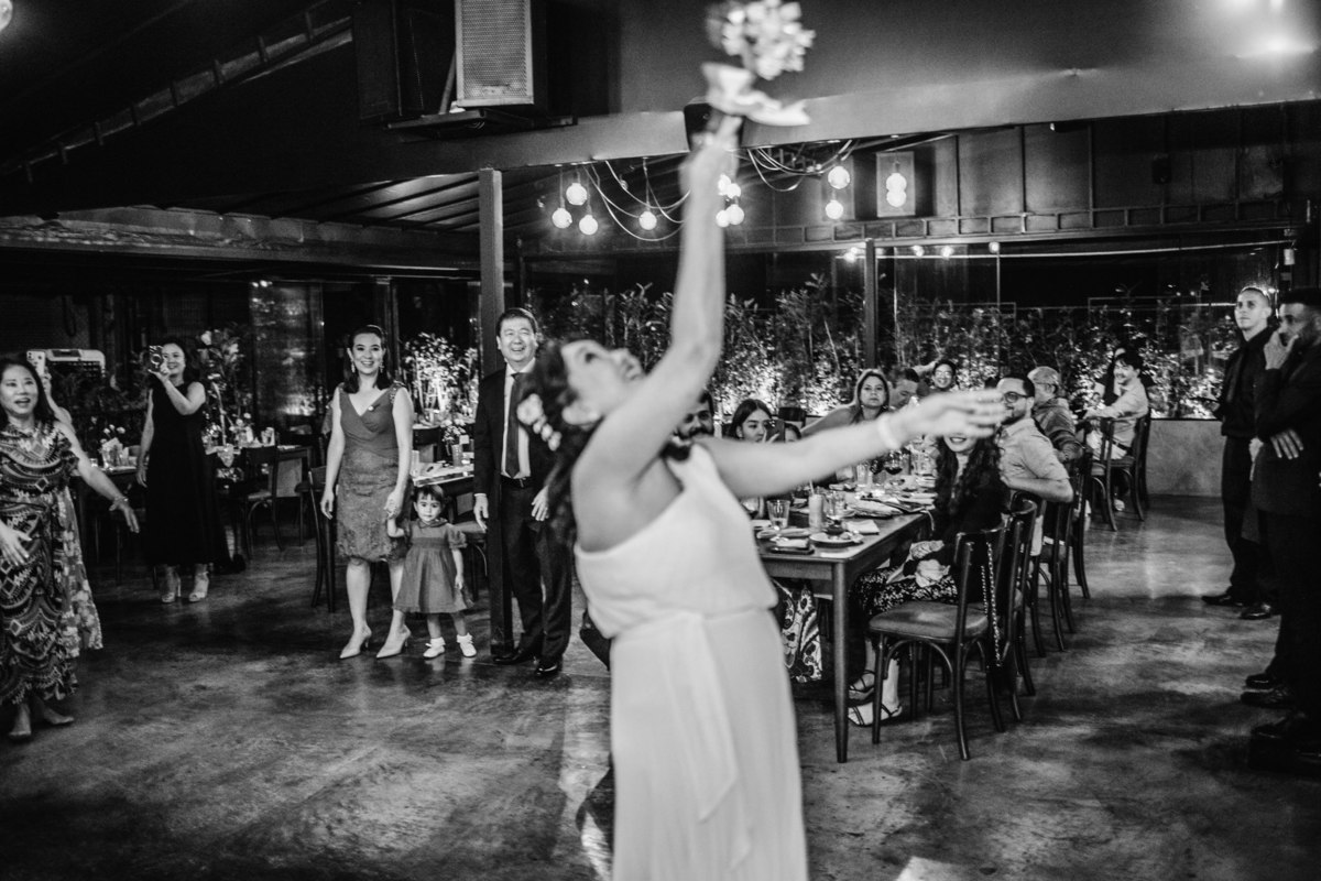 Noiva japonesa jogando o buquê em seu casamento. Foto feita pelo fotógrafo de casamento Rafael Ohana em Brasília