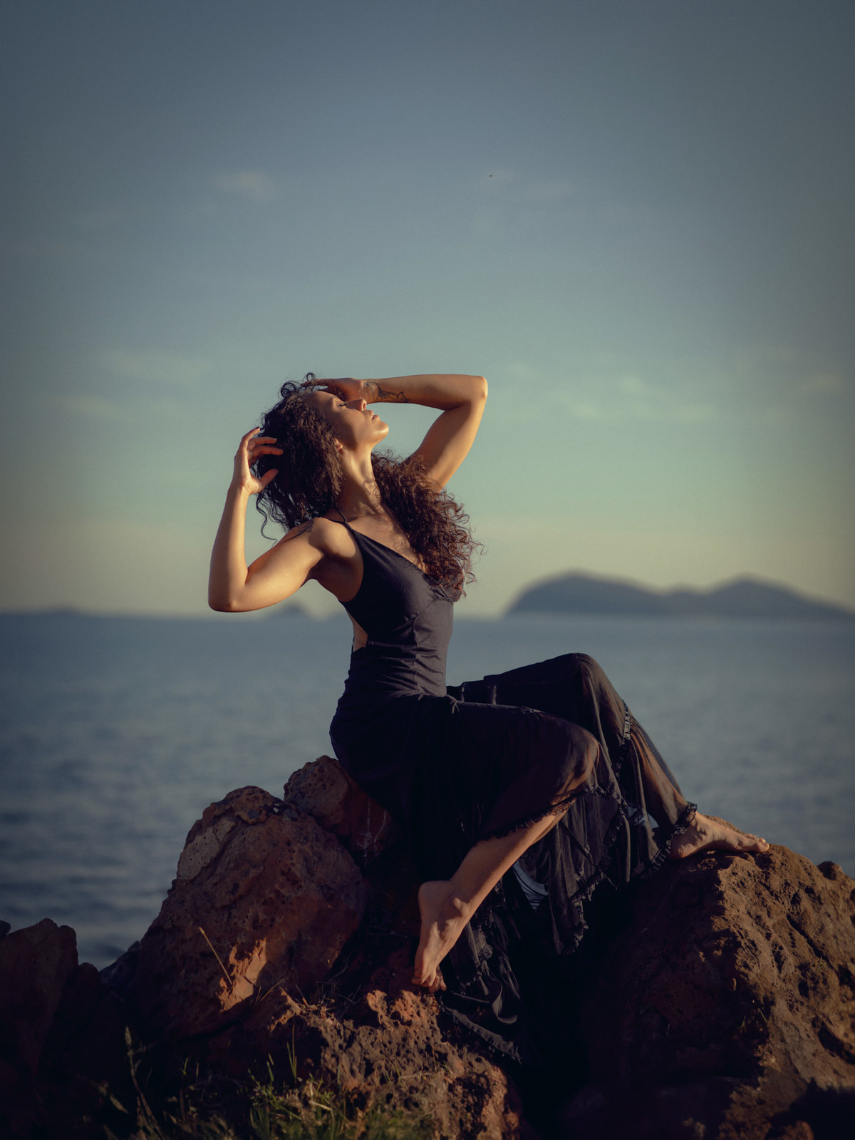 Ensaio feminino na beira do lago. Foto feita pelo melhor fotógrafo de ensaios femininos em Brasília, Rafael Ohana