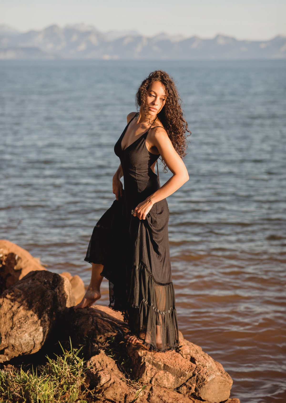 Ensaio feminino na beira do lago. Foto feita pelo melhor fotógrafo de ensaios femininos em Brasília, Rafael Ohana