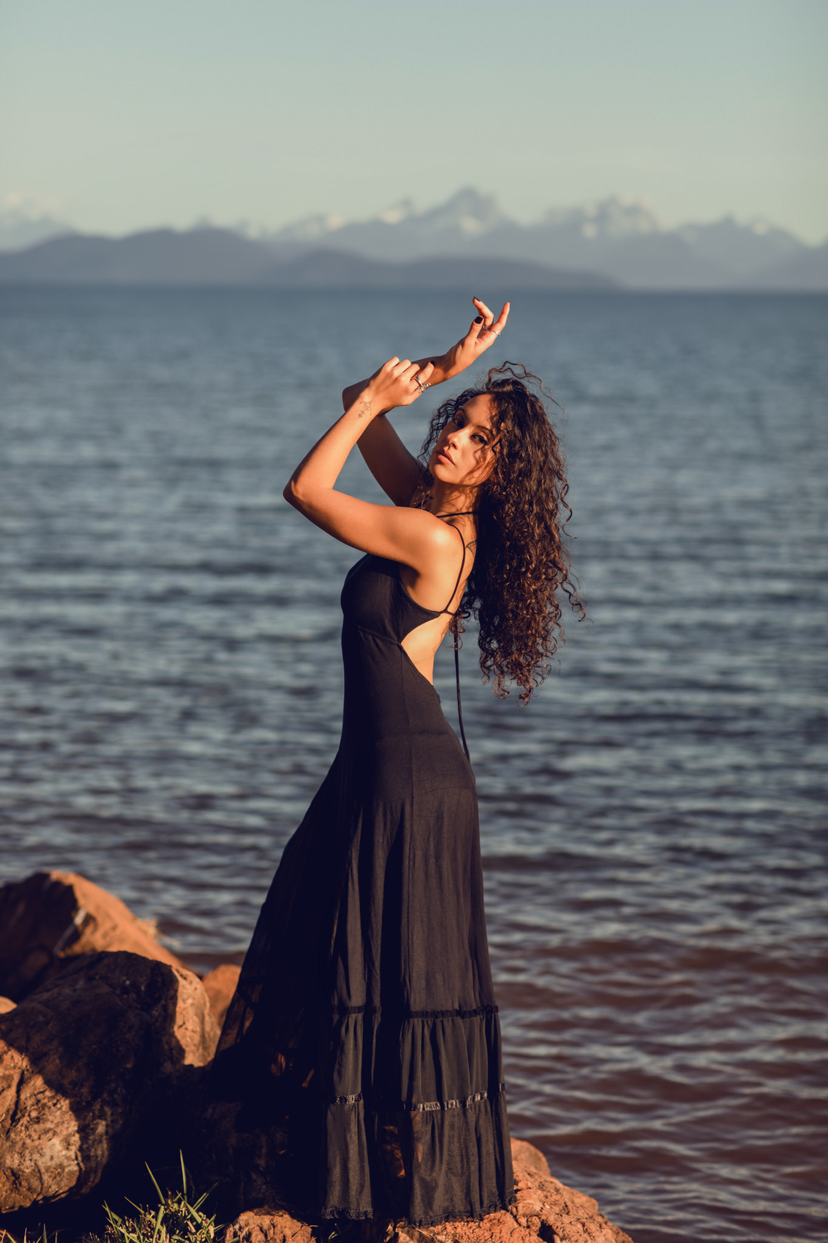 Ensaio feminino na beira do lago. Foto feita pelo melhor fotógrafo de ensaios femininos em Brasília, Rafael Ohana