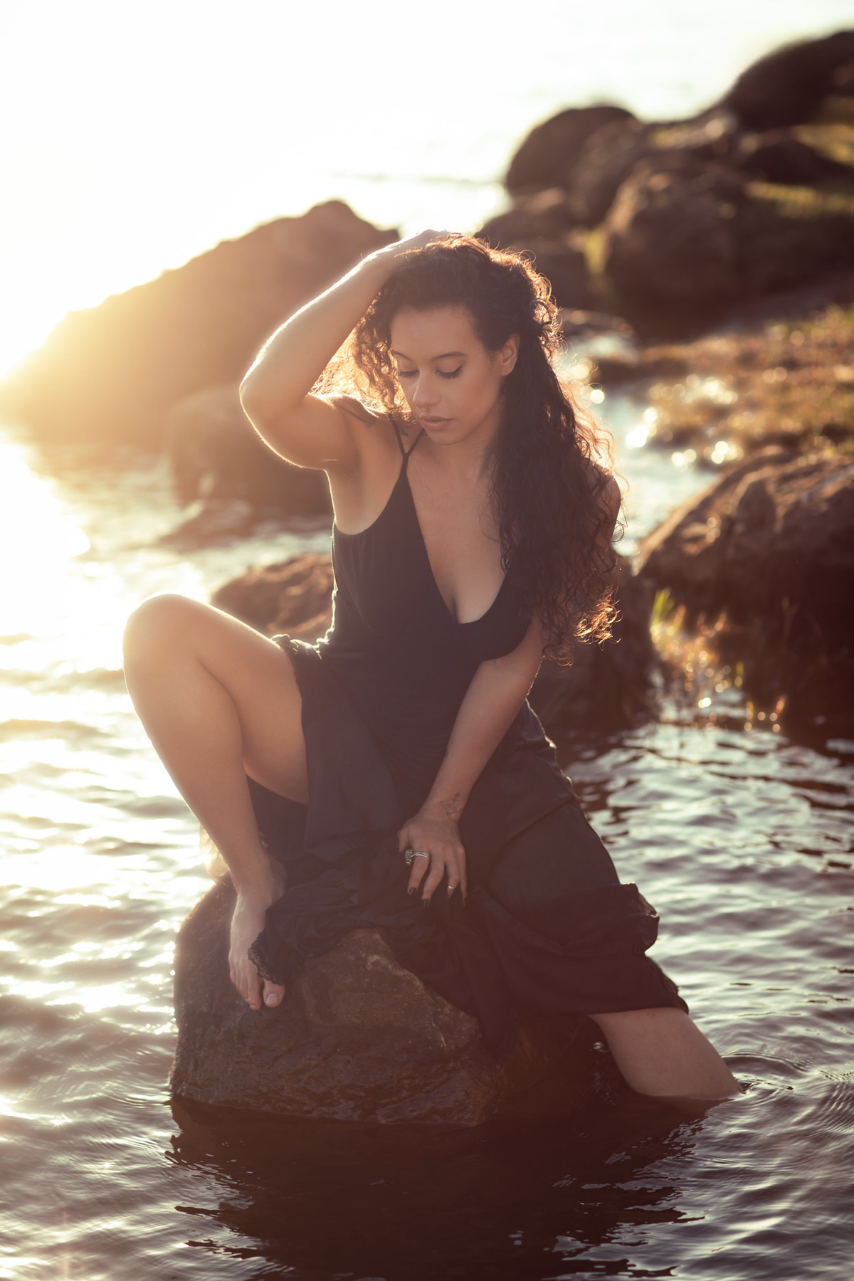 Ensaio feminino na beira do lago. Foto feita pelo melhor fotógrafo de ensaios femininos em Brasília, Rafael Ohana
