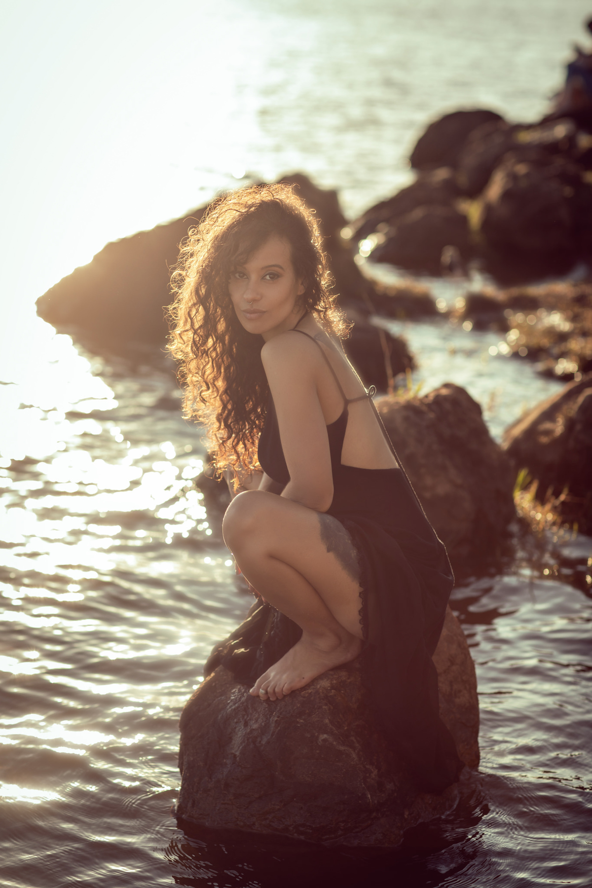 Ensaio feminino na beira do lago. Foto feita pelo melhor fotógrafo de ensaios femininos em Brasília, Rafael Ohana