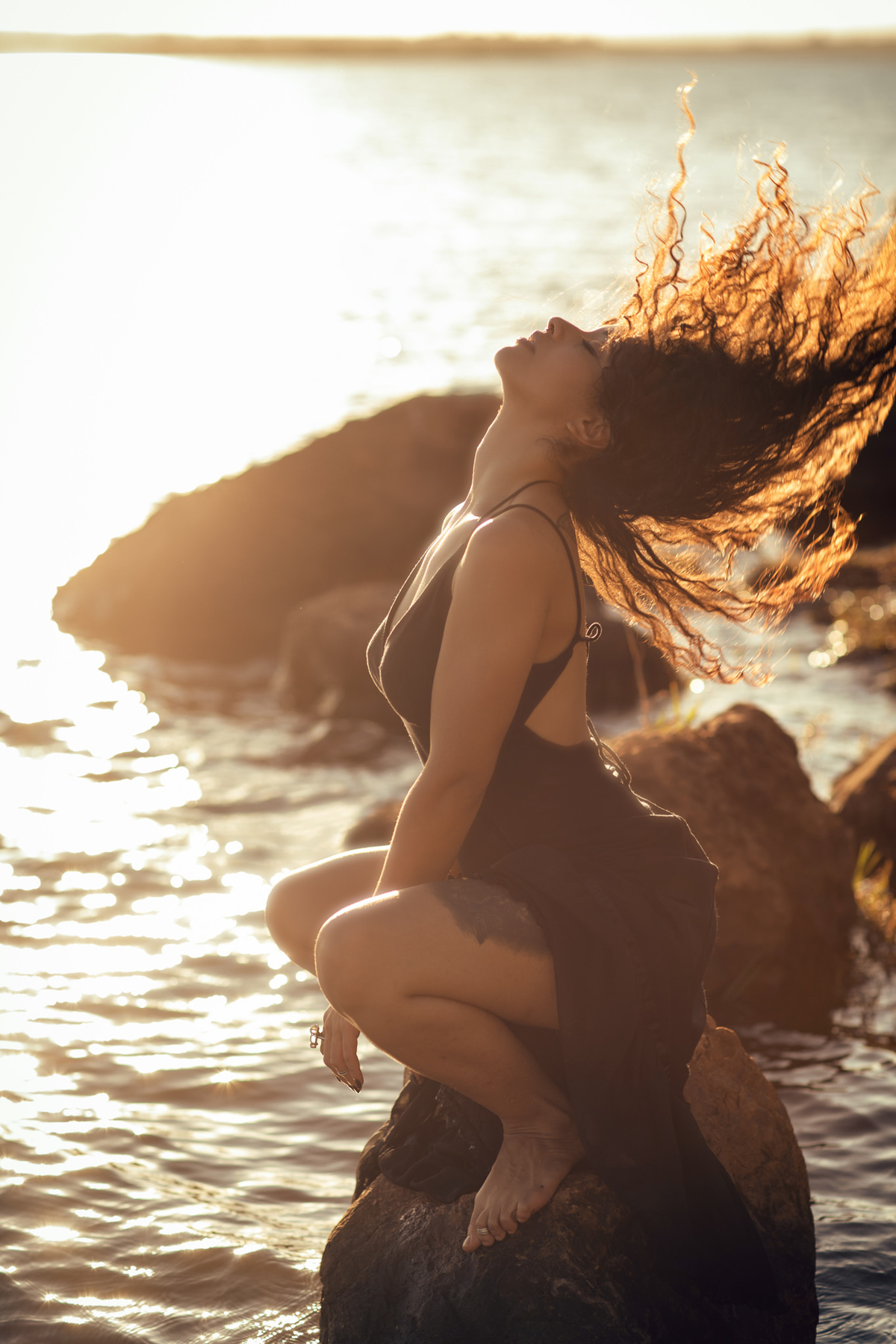 Ensaio feminino na beira do lago. Foto feita pelo melhor fotógrafo de ensaios femininos em Brasília, Rafael Ohana