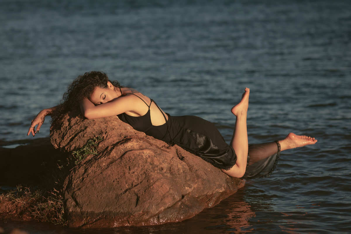 Ensaio feminino na beira do lago. Foto feita pelo melhor fotógrafo de ensaios femininos em Brasília, Rafael Ohana