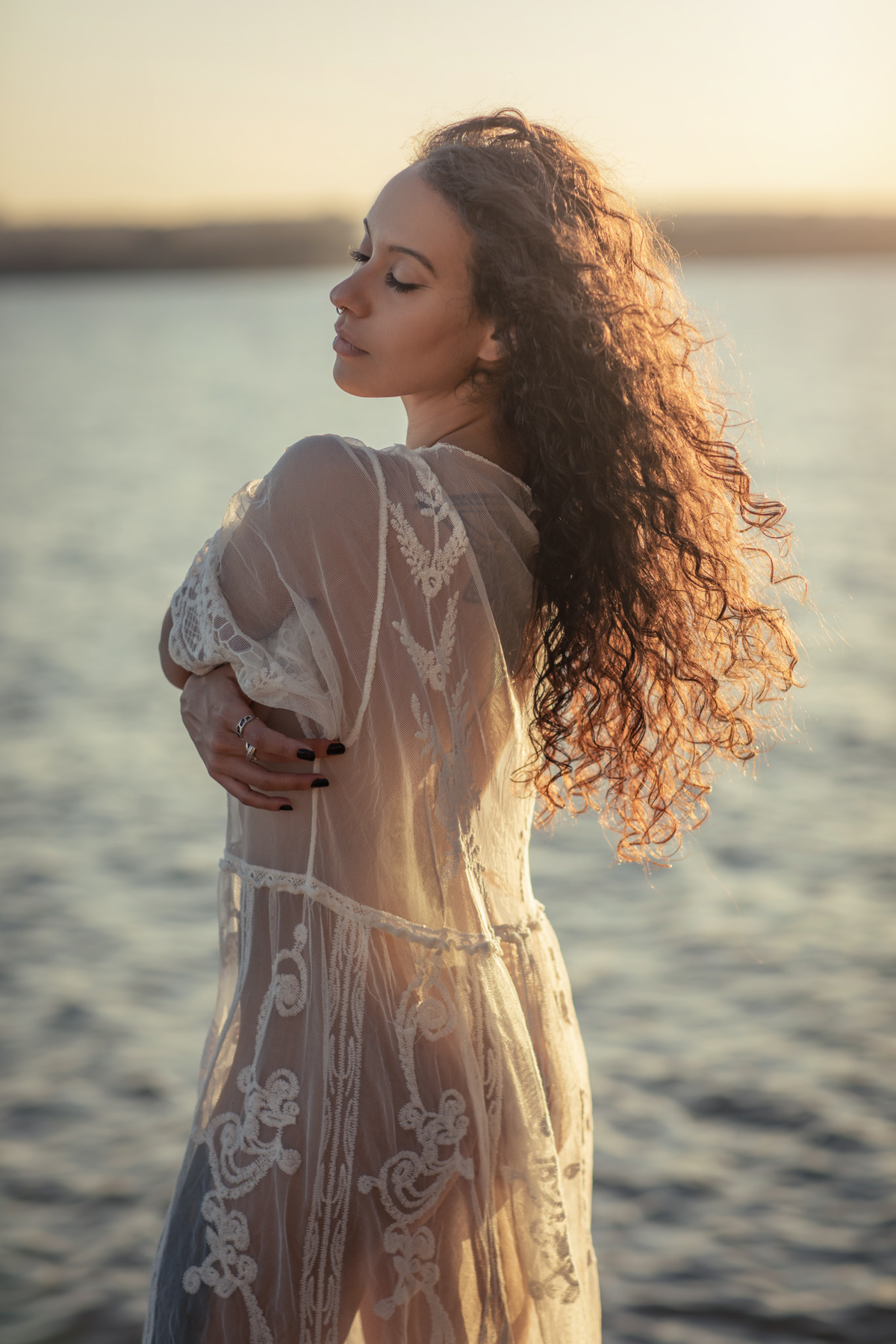 Ensaio feminino na beira do lago. Foto feita pelo melhor fotógrafo de ensaios femininos em Brasília, Rafael Ohana