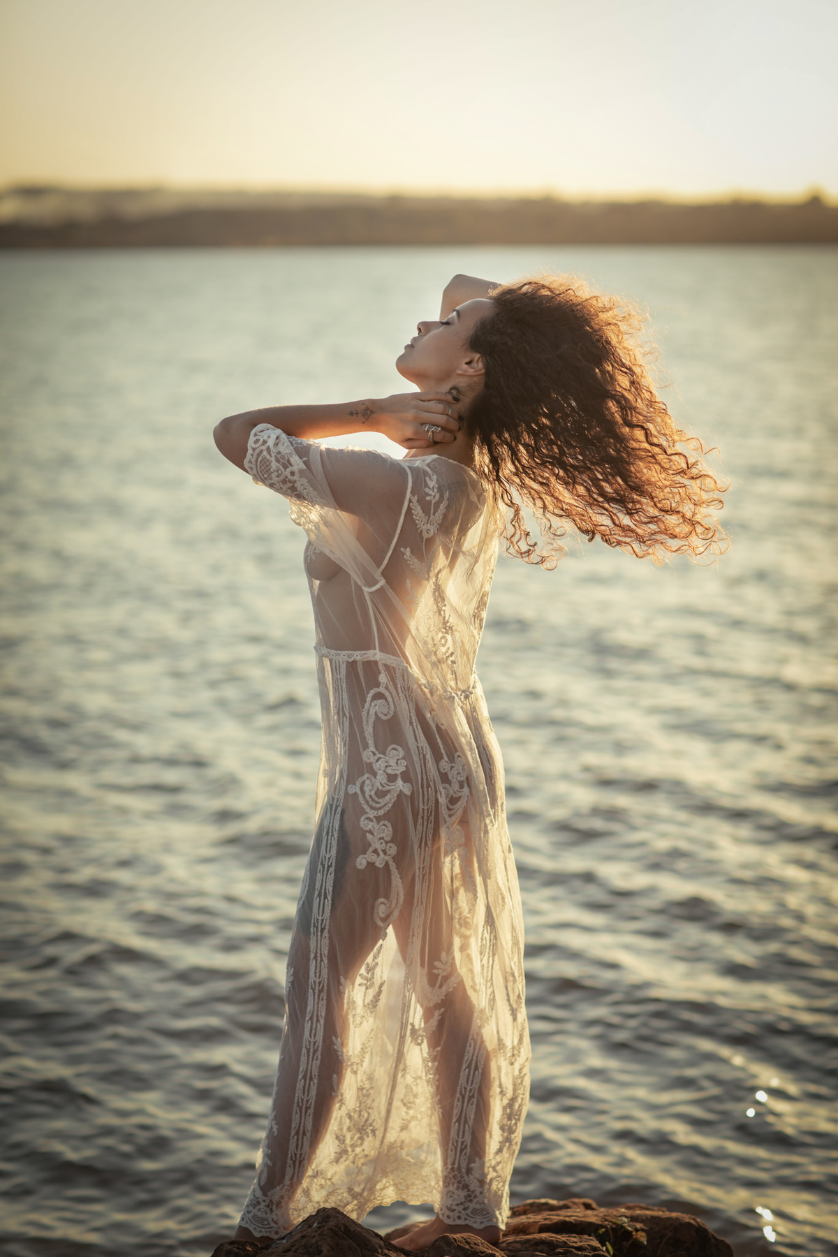 Ensaio feminino na beira do lago. Foto feita pelo melhor fotógrafo de ensaios femininos em Brasília, Rafael Ohana