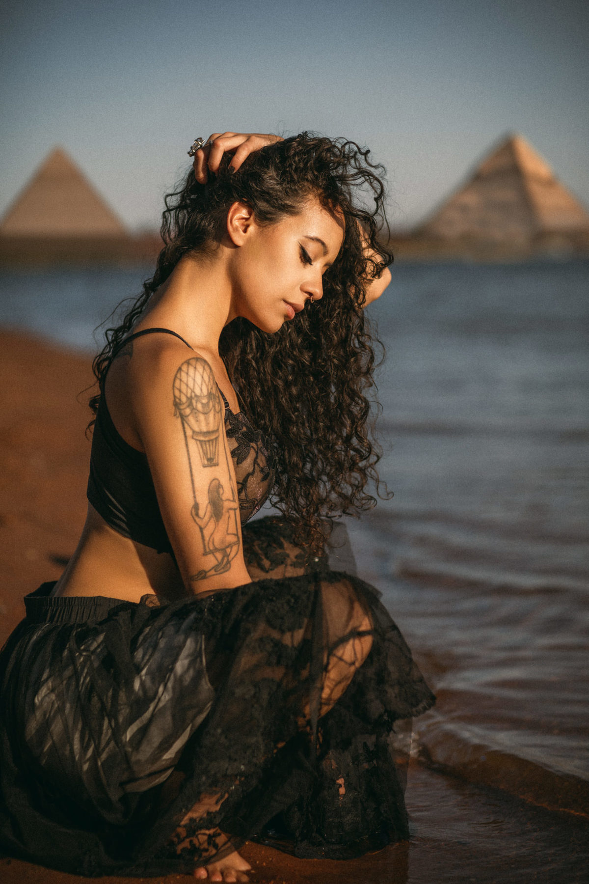 Ensaio feminino na beira do lago. Foto feita pelo melhor fotógrafo de ensaios femininos em Brasília, Rafael Ohana