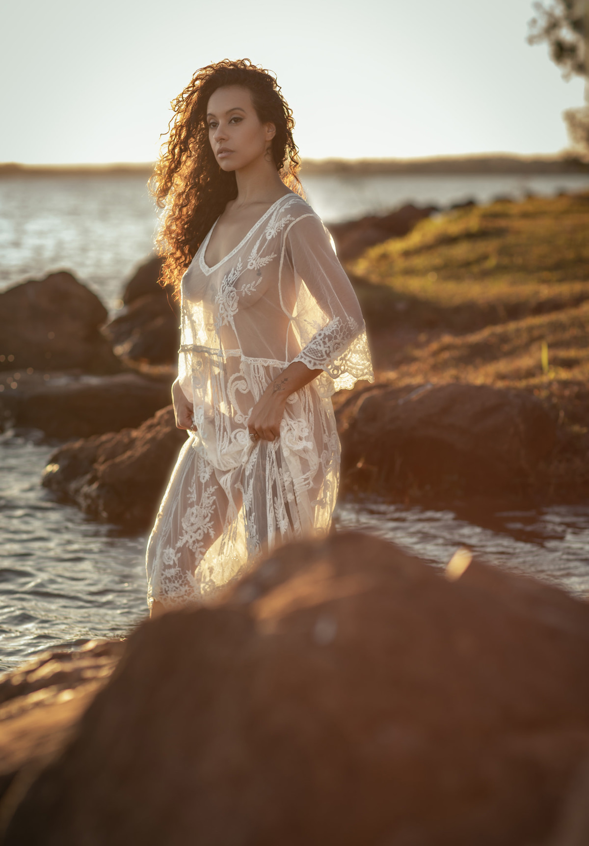 Ensaio feminino na beira do lago. Foto feita pelo melhor fotógrafo de ensaios femininos em Brasília, Rafael Ohana