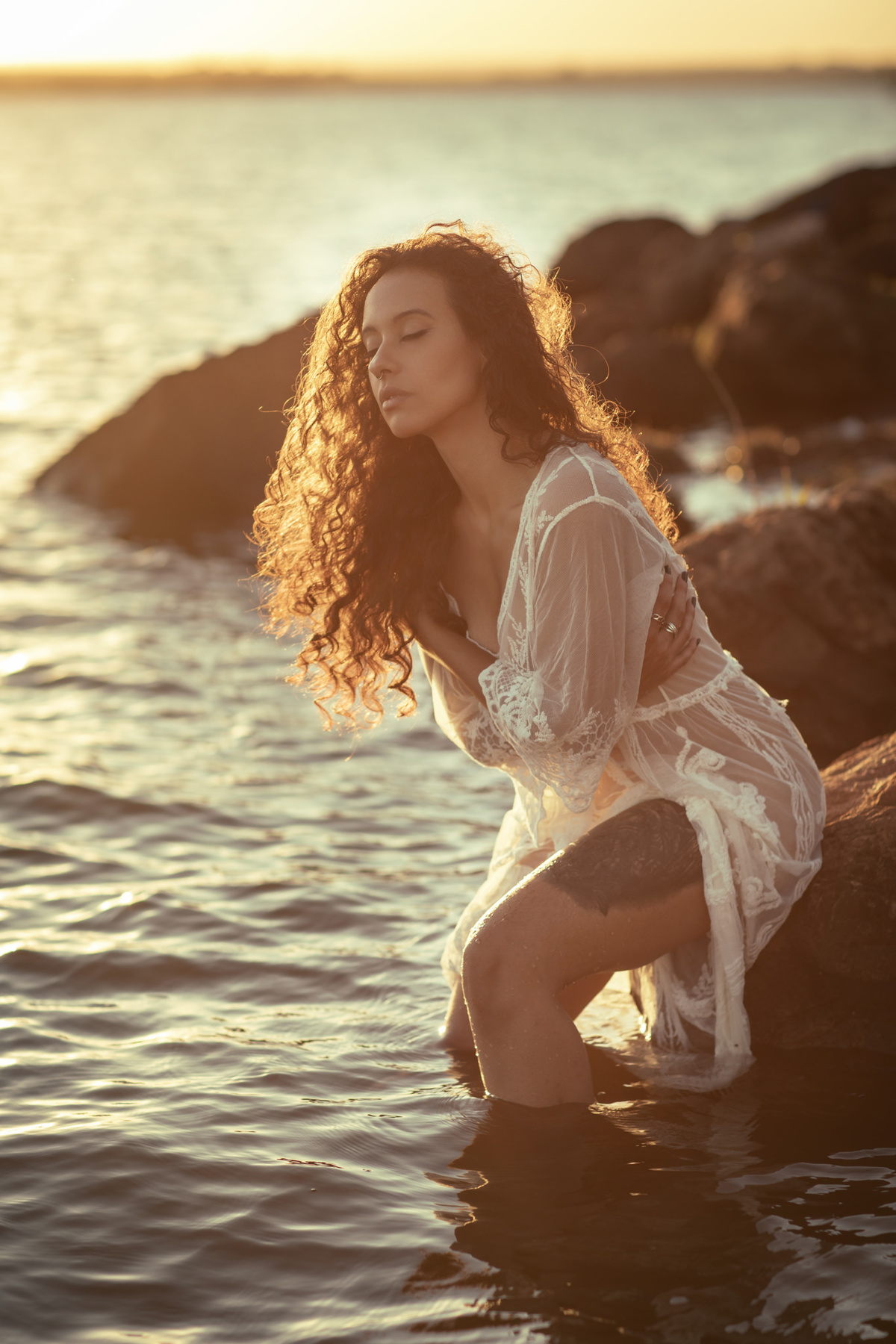 Ensaio feminino na beira do lago. Foto feita pelo melhor fotógrafo de ensaios femininos em Brasília, Rafael Ohana