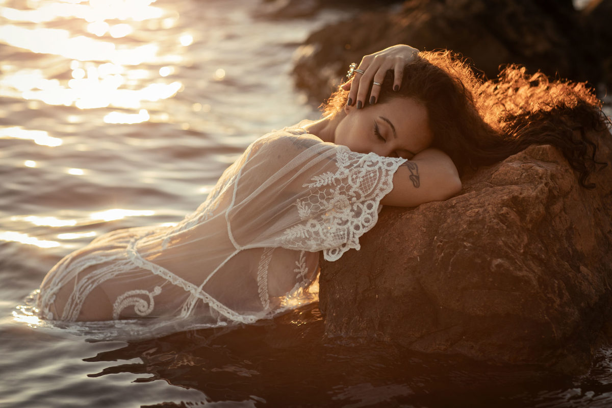 Ensaio feminino na beira do lago. Foto feita pelo melhor fotógrafo de ensaios femininos em Brasília, Rafael Ohana