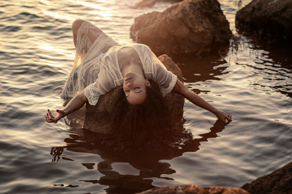 Ensaio feminino na beira do lago. Foto feita pelo melhor fotógrafo de ensaios femininos em Brasília, Rafael Ohana