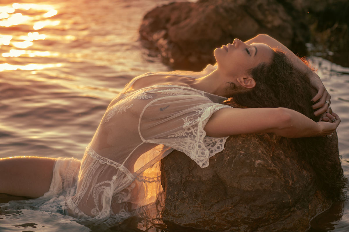 Ensaio feminino na beira do lago. Foto feita pelo melhor fotógrafo de ensaios femininos em Brasília, Rafael Ohana