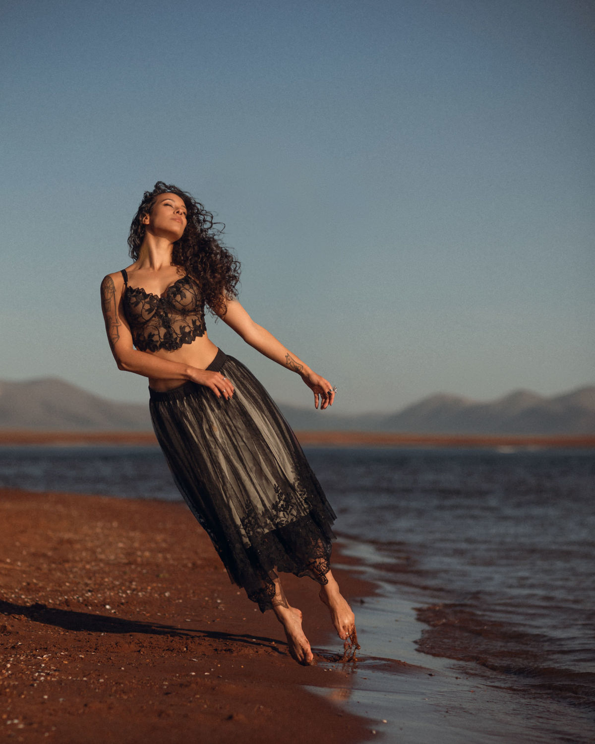 Ensaio feminino na beira do lago. Foto feita pelo melhor fotógrafo de ensaios femininos em Brasília, Rafael Ohana