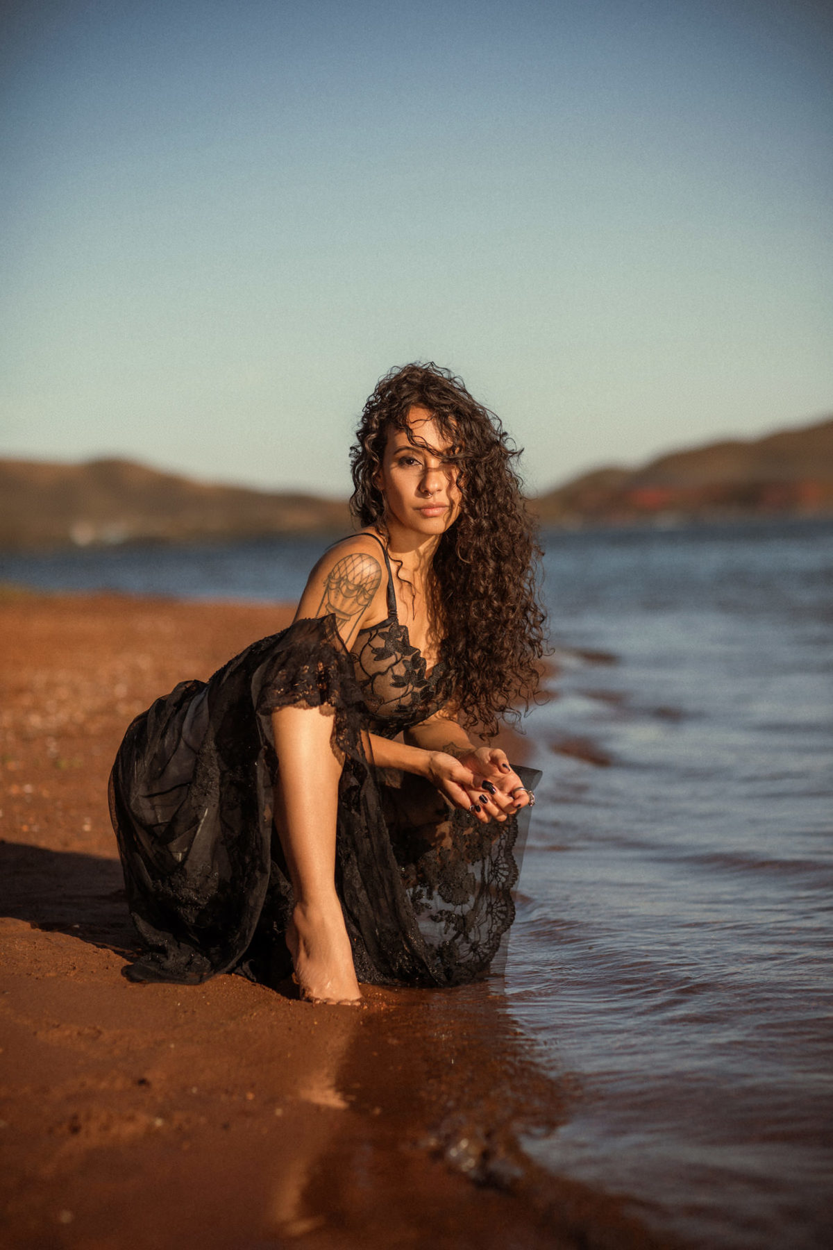 Ensaio feminino na beira do lago. Foto feita pelo melhor fotógrafo de ensaios femininos em Brasília, Rafael Ohana