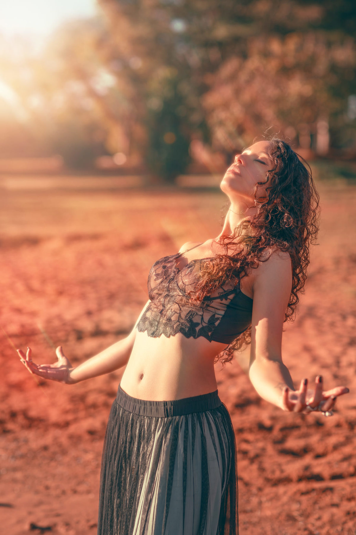 Ensaio feminino na beira do lago. Foto feita pelo melhor fotógrafo de ensaios femininos em Brasília, Rafael Ohana