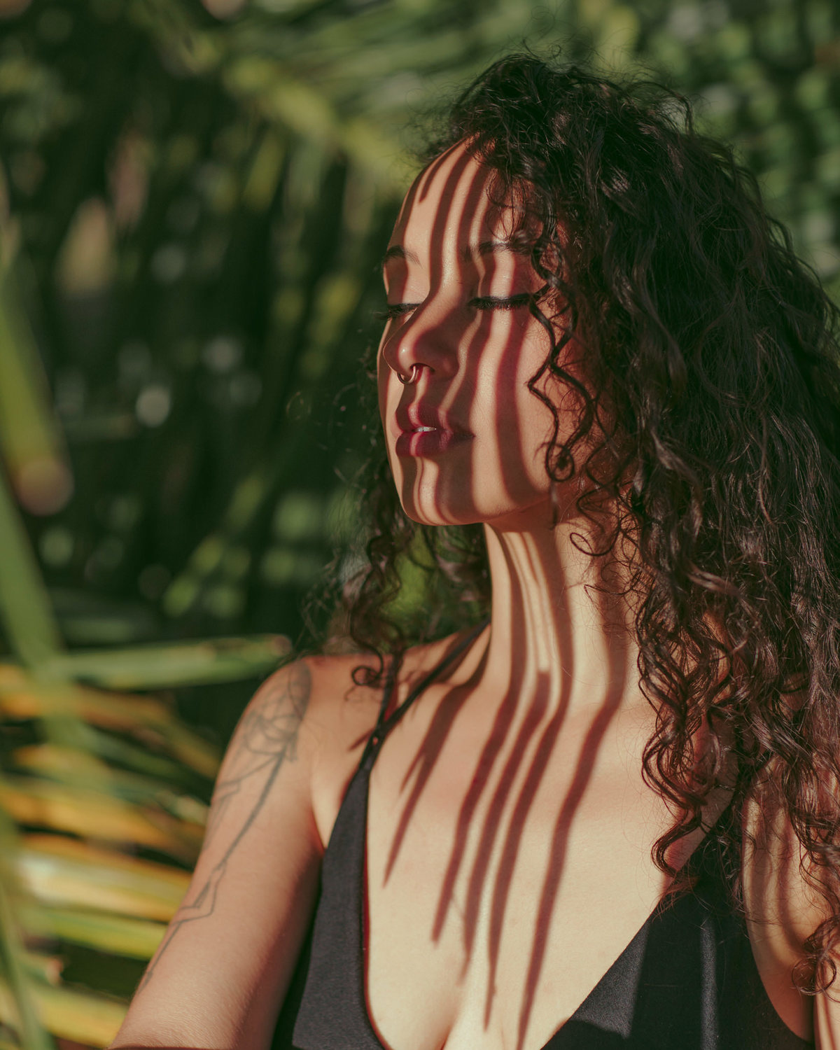 Ensaio feminino na beira do lago. Foto feita pelo melhor fotógrafo de ensaios femininos em Brasília, Rafael Ohana