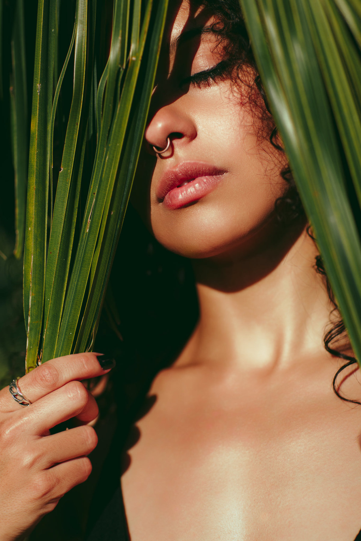 Ensaio feminino na beira do lago. Foto feita pelo melhor fotógrafo de ensaios femininos em Brasília, Rafael Ohana