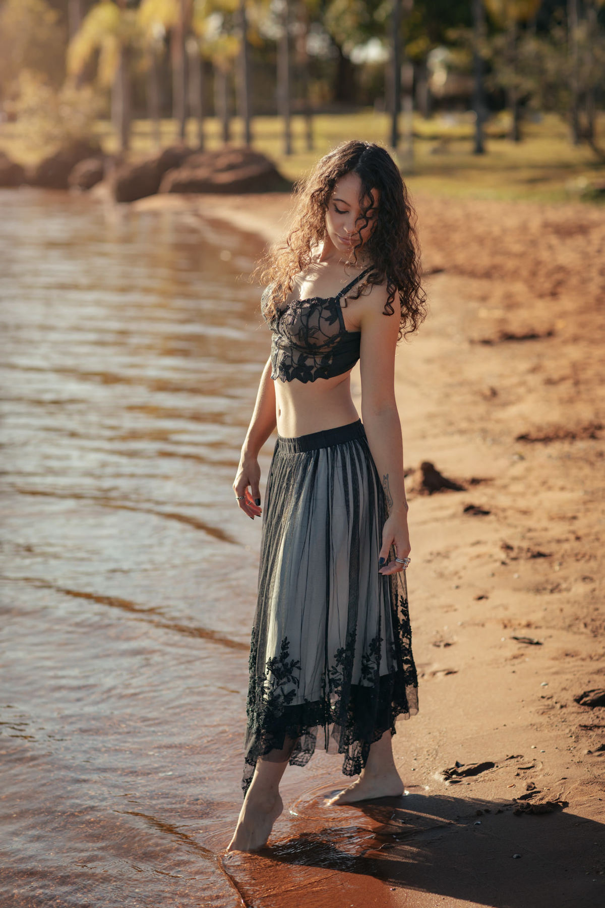 Ensaio feminino na beira do lago. Foto feita pelo melhor fotógrafo de ensaios femininos em Brasília, Rafael Ohana