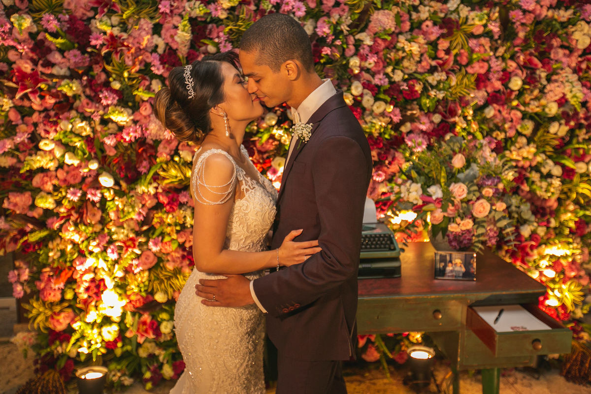 Noivos se beijando feito pelo fotógrafo Rafael Ohana em Brasília
