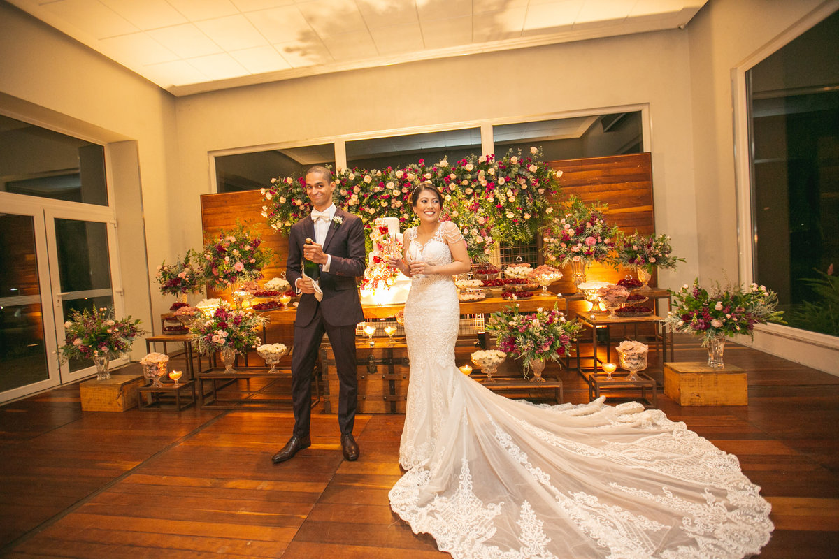 Noivo abrindo o espumante no seu casamento. Crédito: Fotografo de casamento Rafael Ohana em Brasília
