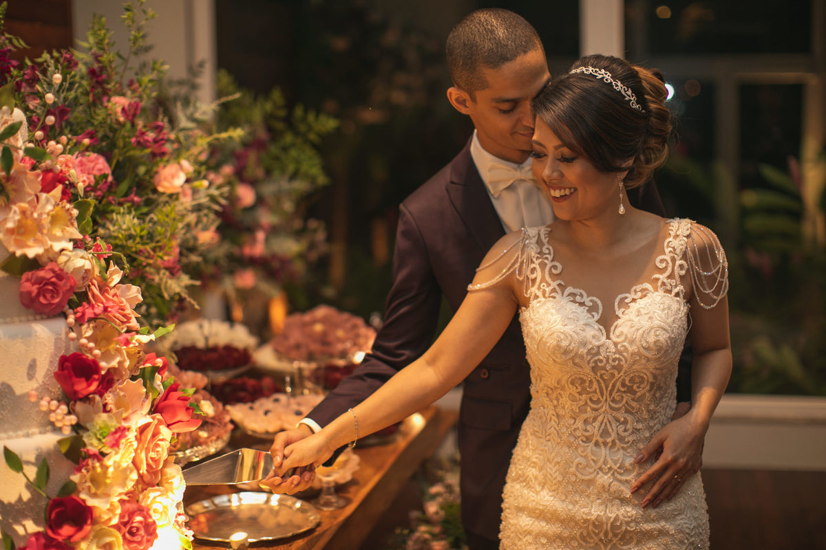 Noivos cortando o bolo Crédito: Fotografo de casamento Rafael Ohana em Brasília