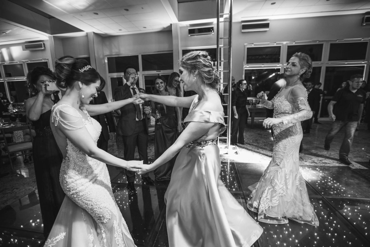 Noiva dançando com convidada Crédito: Fotografo de casamento Rafael Ohana em Brasília