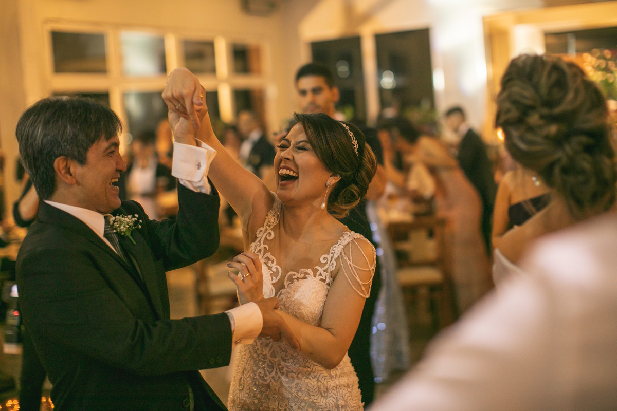 noiva dançando com convidado Crédito: Fotografo de casamento Rafael Ohana em Brasília