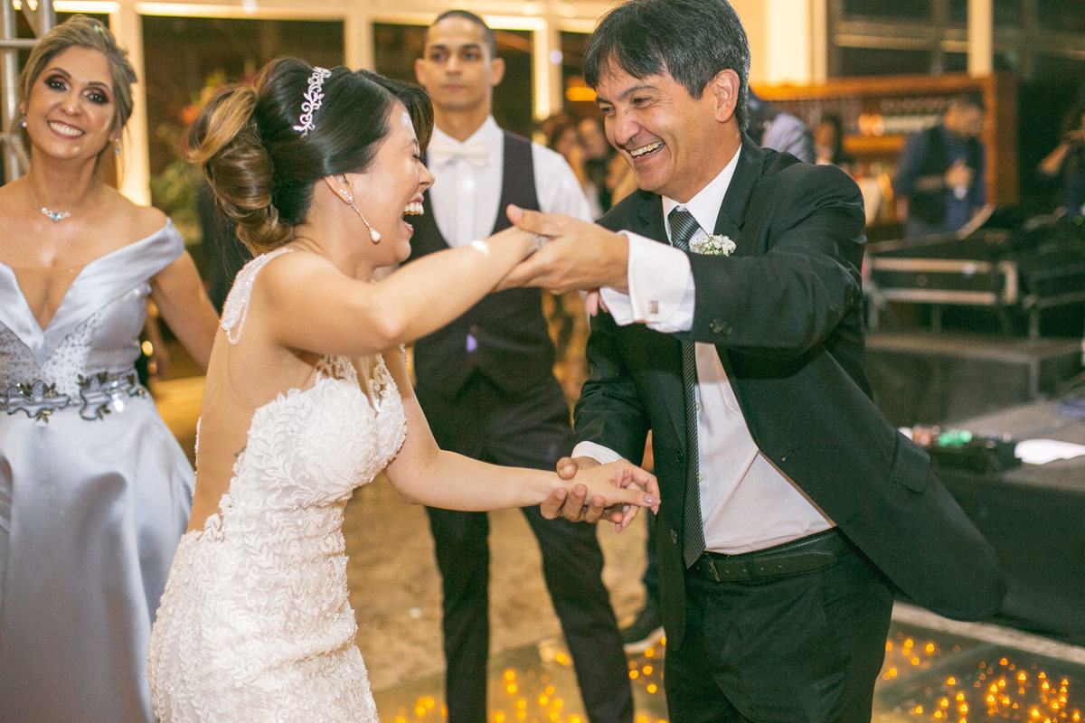 noiva dançando com parente Crédito: Fotografo de casamento Rafael Ohana em BrasíliaCrédito: Fotografo de casamento Rafael Ohana em Brasília