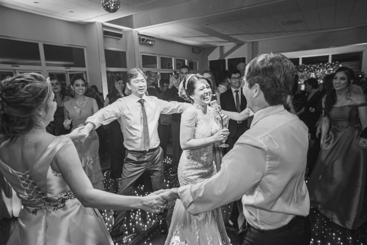 convidados dançando em volta da noiva Crédito: Fotografo de casamento Rafael Ohana em Brasília