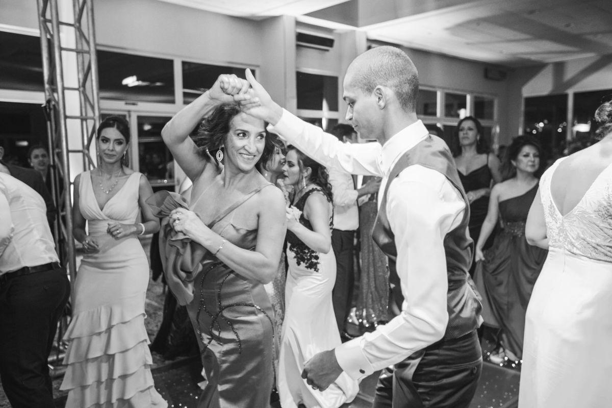 noivo dançando forró Crédito: Fotografo de casamento Rafael Ohana em Brasília