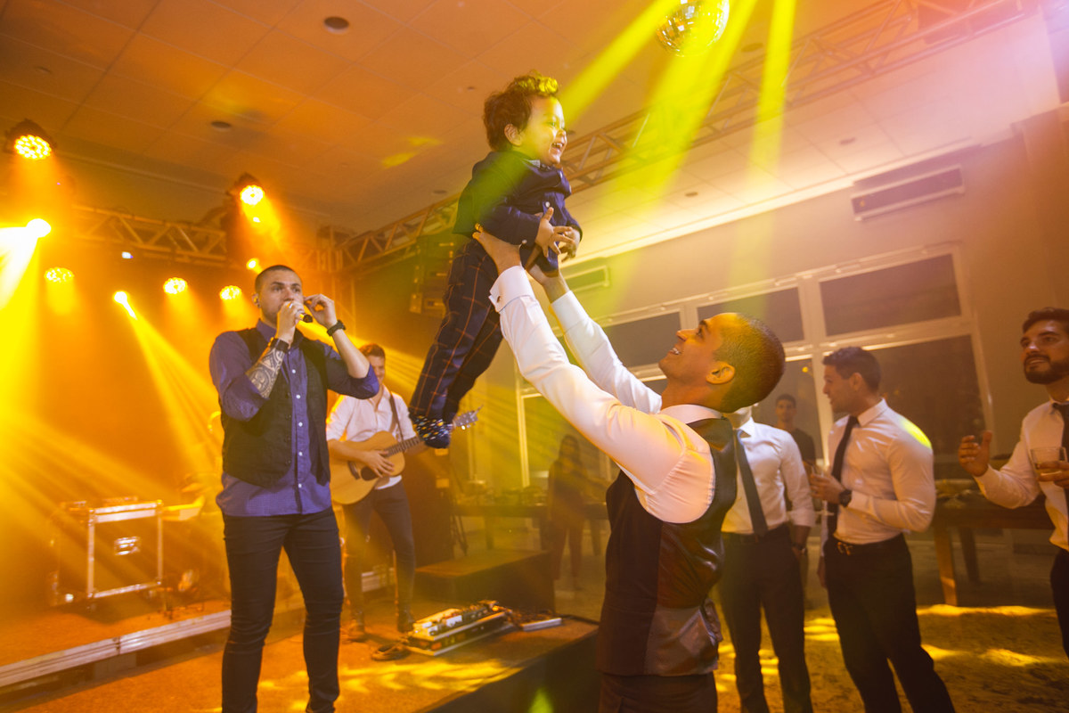 noivo levantando uma criança Crédito: Fotografo de casamento Rafael Ohana em Brasília