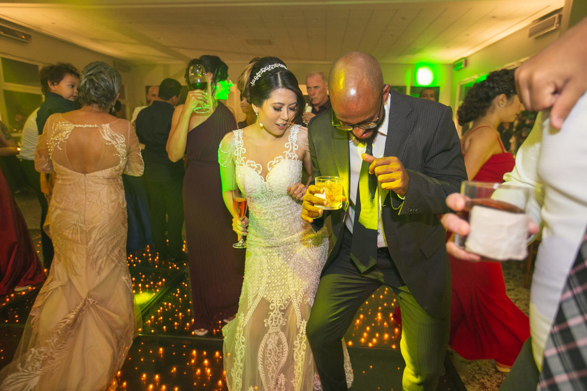 noiva dançando com convidado Crédito: Fotografo de casamento Rafael Ohana em Brasília