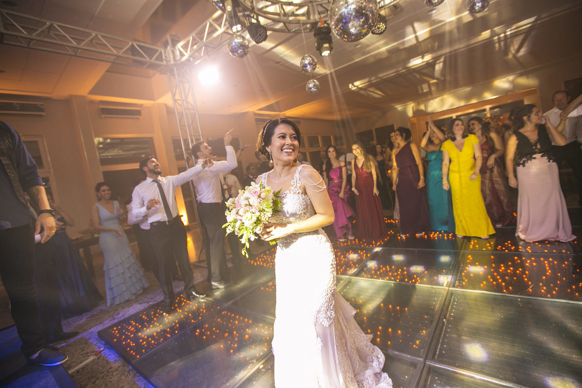 noiva jogando buquê de noiva
Crédito: Fotografo de casamento Rafael Ohana em Brasília