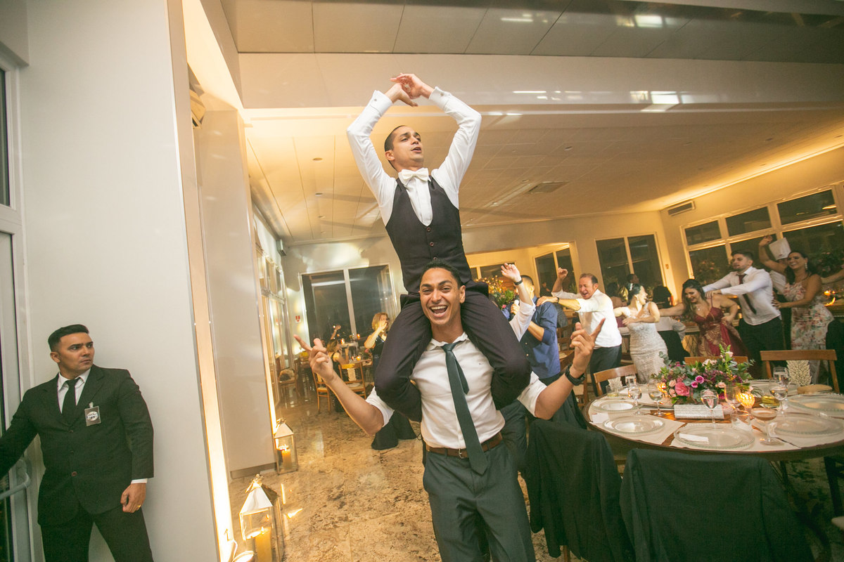 noivo montado em um padrinho Crédito: Fotografo de casamento Rafael Ohana em Brasília