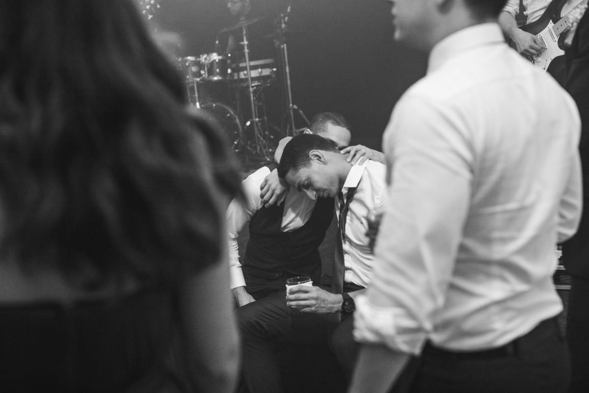 noivo abraçado com padrinho Crédito: Fotografo de casamento Rafael Ohana em Brasília