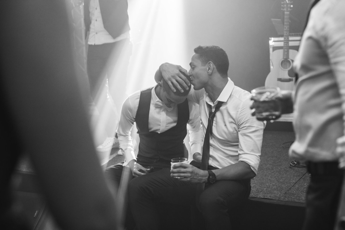 padrinho beijando o noivo Crédito: Fotografo de casamento Rafael Ohana em Brasília