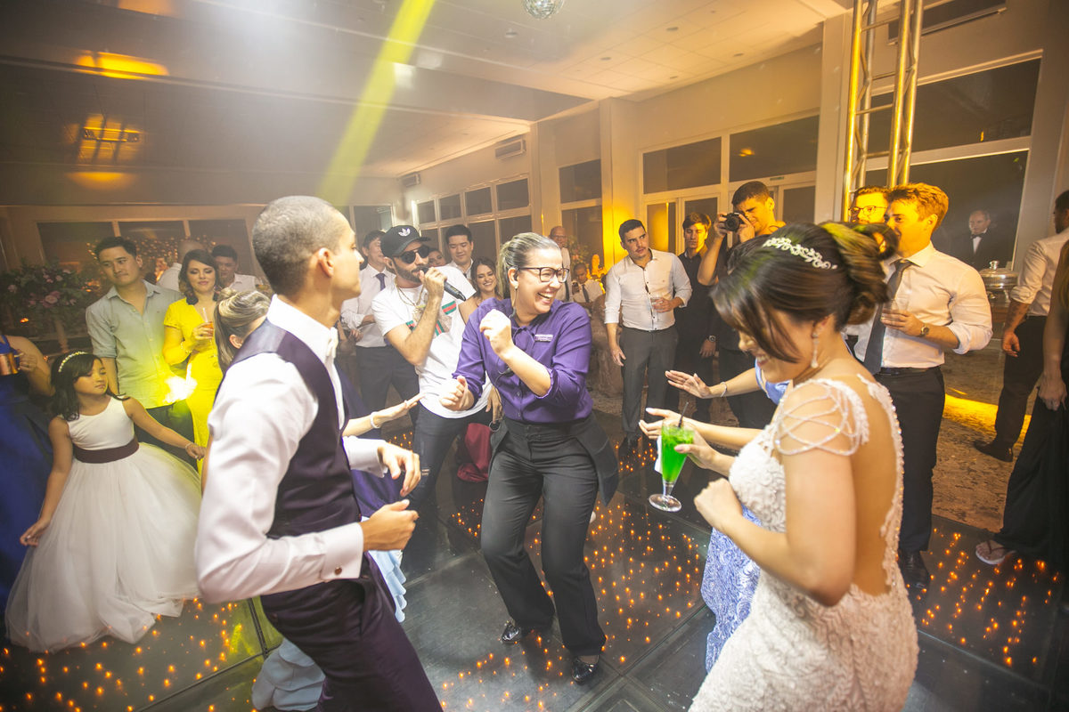 Cerimonial Brisa Rubio dançando com noivos em casamento Crédito: Fotografo de casamento Rafael Ohana em Brasília