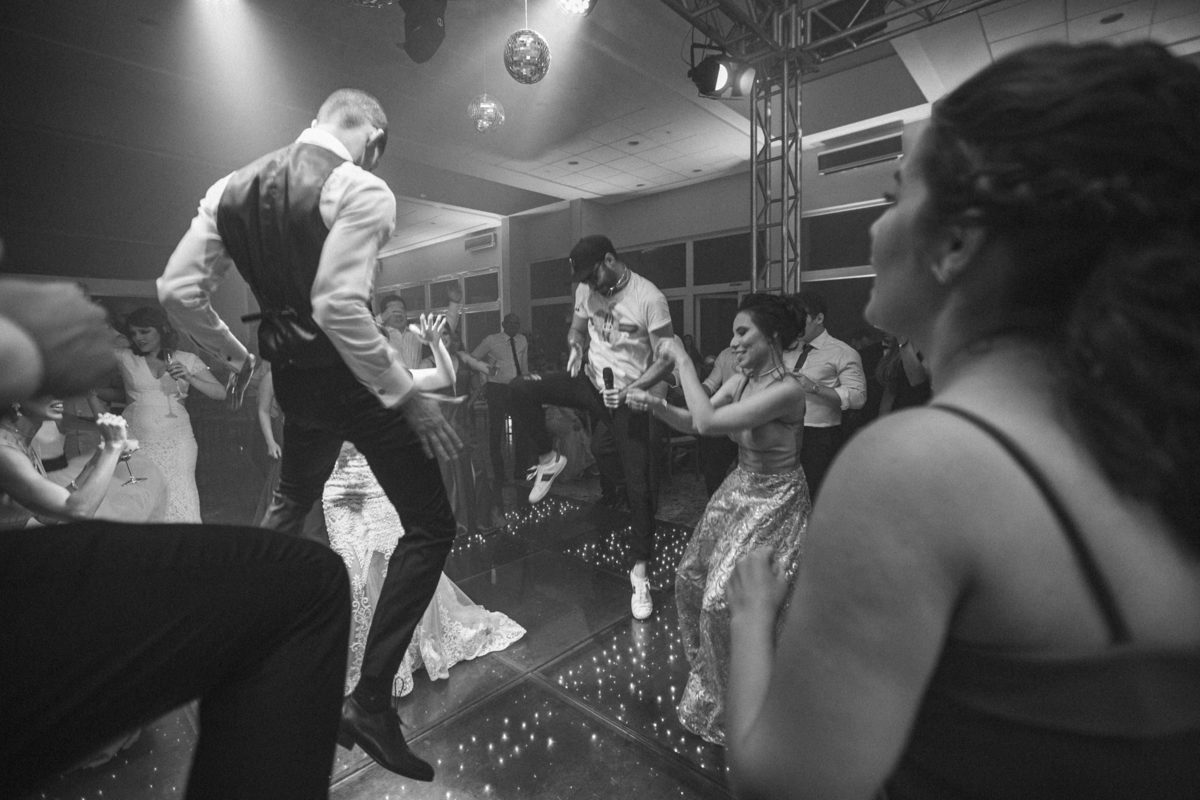 noivos pulando no casamento Crédito: Fotografo de casamento Rafael Ohana em Brasília