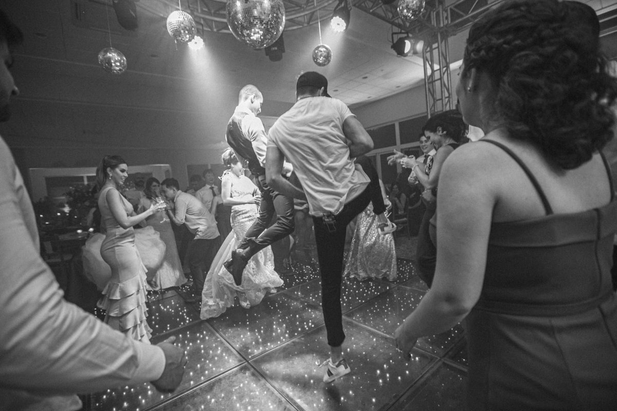 noivo dançando Funk Carioca no casamento Crédito: Fotografo de casamento Rafael Ohana em Brasília