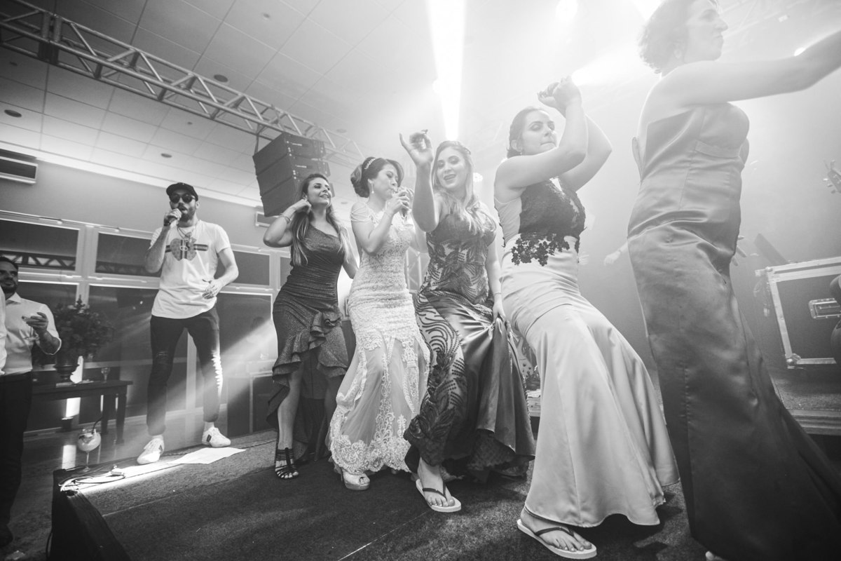 noiva dançando com madrinhas no palco do casamento Crédito: Fotografo de casamento Rafael Ohana em Brasília