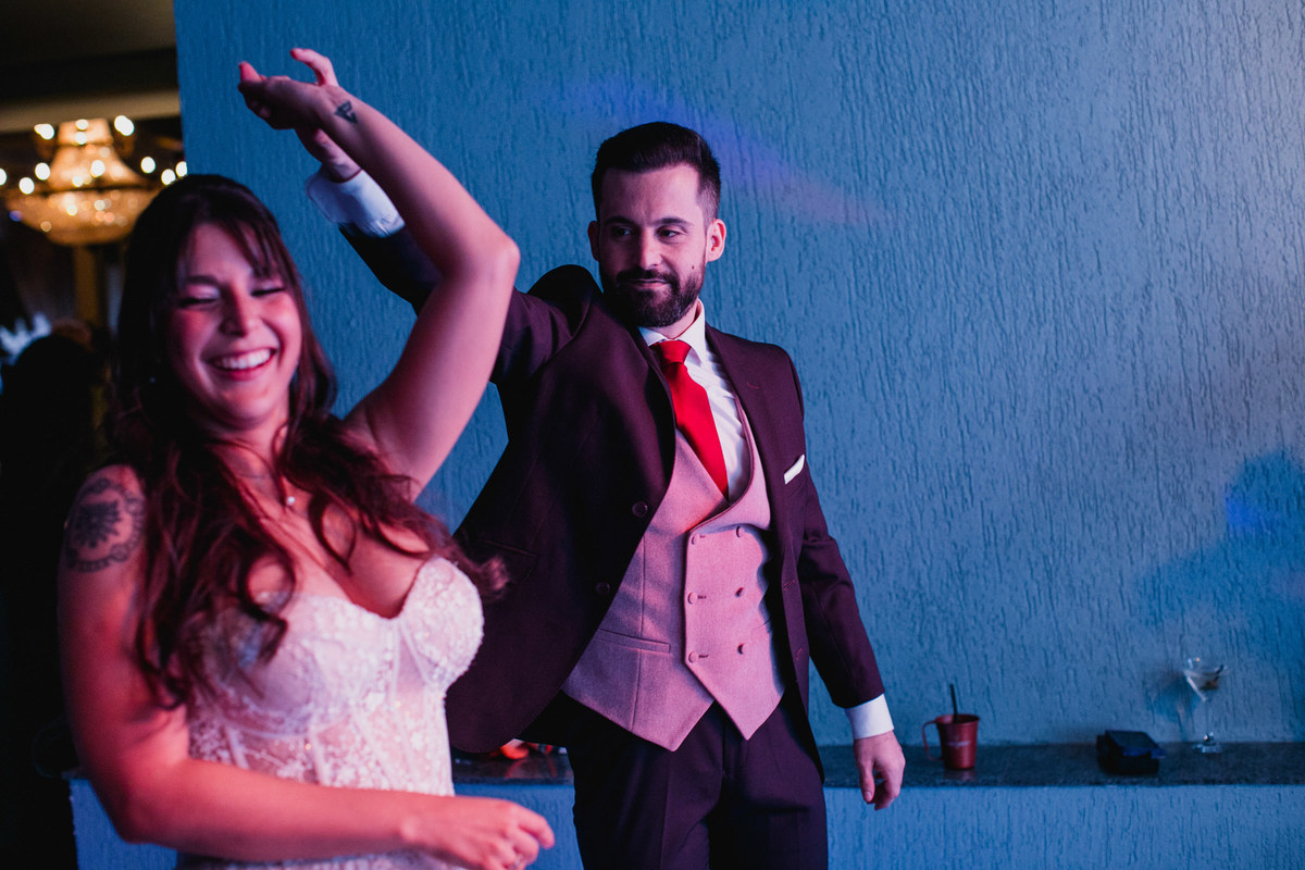 Noivo dançando com  noiva Crédito: Fotógrafo de casamento Rafael Ohana feito em Brasília-DF