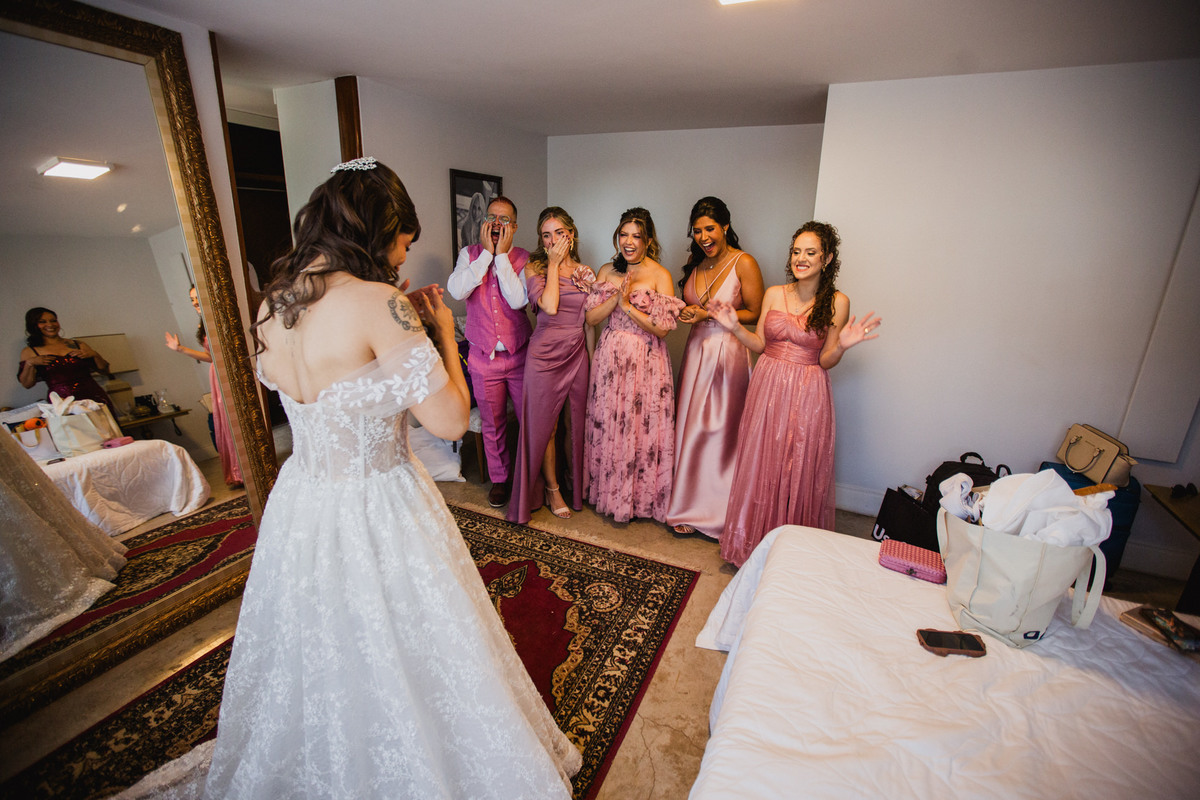 Madrinhas e padrinho vendo a noiva vestida no making of do casamento Crédito: Fotógrafo de casamento Rafael Ohana feito em Brasília-DF