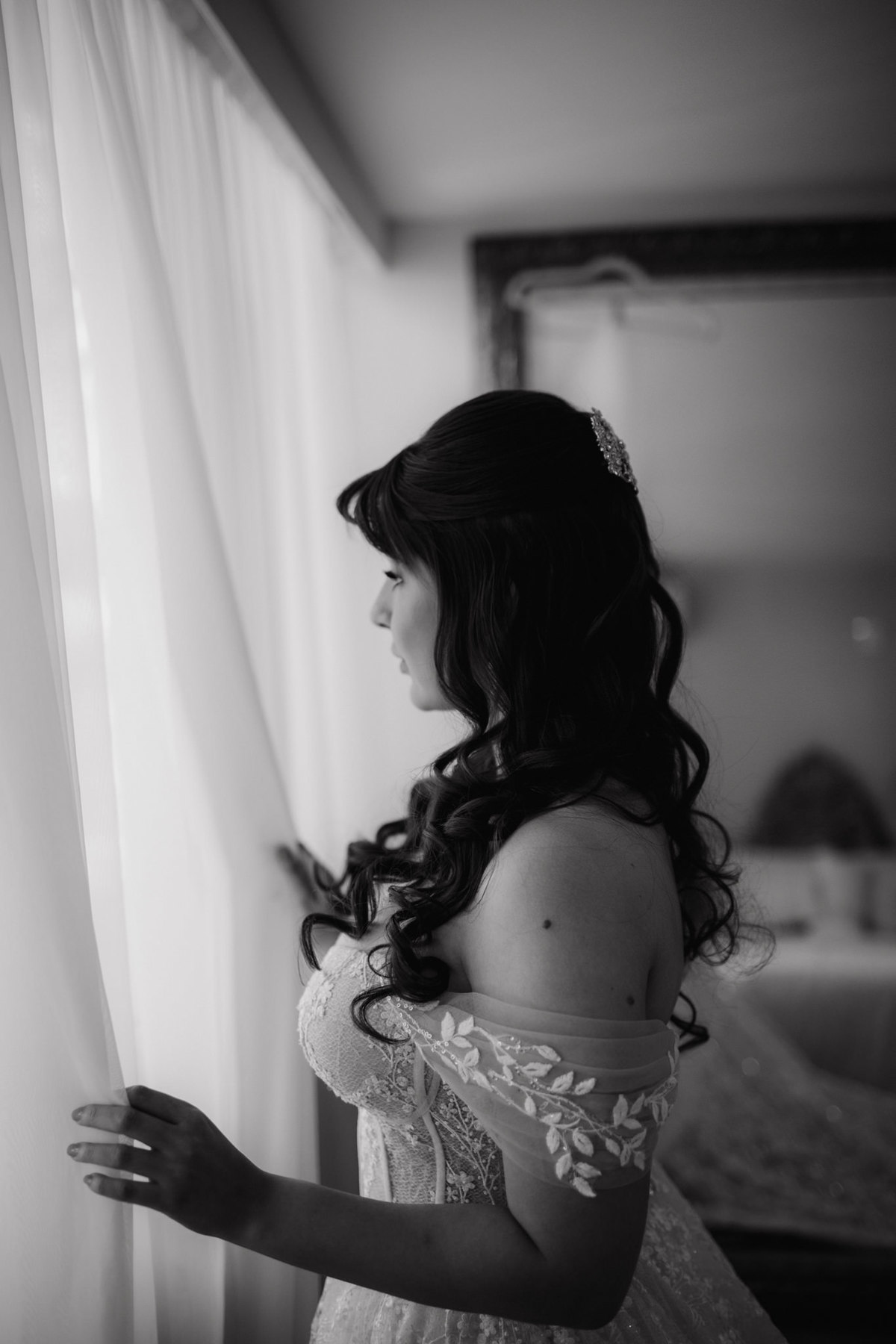 Noiva olhando pela janela Crédito: Fotógrafo de casamento Rafael Ohana feito em Brasília-DF